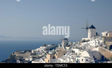 Häuser und Windmühlen in Oia auf Santorini. Stockfoto