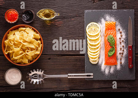 Nudeln mit Lachs Zutaten, Nahaufnahme, Ansicht von oben. Die italienische Küche Stockfoto