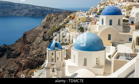 Drei berühmten blauen Kirchenkuppeln in Oia, Santorini Stockfoto