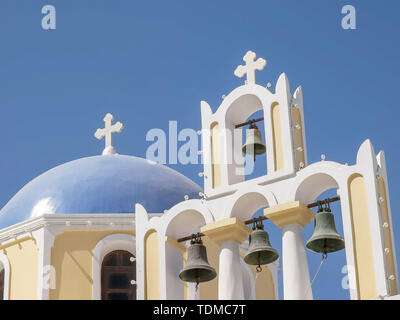 Eine Kirche Dome und vier Glocken in Fira, Santorini Stockfoto