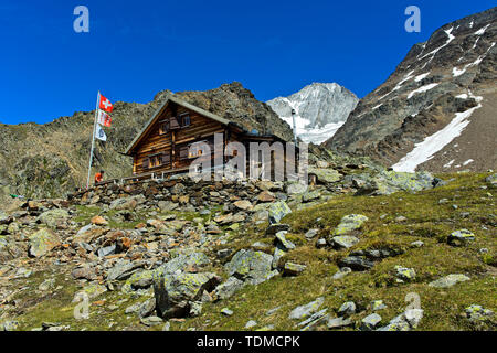 Berghütte Bietschhornhütte AACB, Bietschhorn Gipfel hinter, Lötschental, Wallis, Schweiz Stockfoto