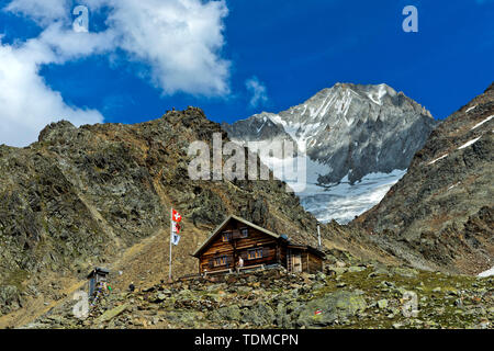 Berghütte Bietschhornhütte AACB, Bietschhorn Gipfel hinter, Lötschental, Wallis, Schweiz Stockfoto