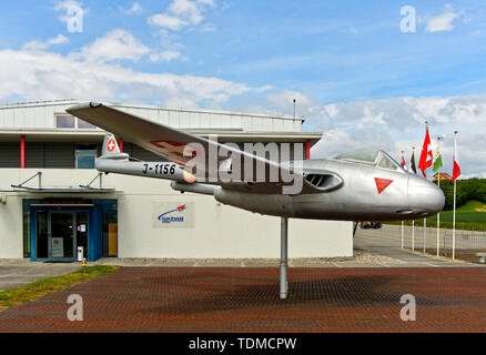 Jet fighter De Havilland Vampire FB.6 der Schweizer Luftwaffe am Eingang des Clin d'ailes Museum der militärischen Luftfahrt, Payerne, Schweiz Stockfoto