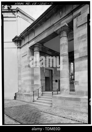 Perspektivische Ansicht, nach Osten, mit genauen Bereich der NORDWESTSEITE DES SÜDWEST FRONT PORTICO. Zeigt Datum Stein über dem Haupteingang - Monumentale Kirche, 1224 East Broad Street, Richmond, unabhängige Stadt, VA; Mills, Robert; Upjohn, Richard; Marschall, John; Allan, John; Schwan, Sender; Preis, Virginia B, Sender Stockfoto