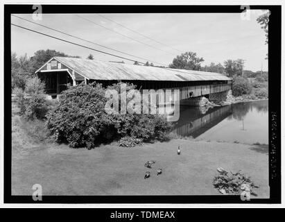 Perspektive, Blick nach Westen. - Bath-Haverhill Brücke überspannt den Fluss Ammonoosuc, überbrückt Abschnitt des Ammanoosuc Straße (SR 135), Woodsville, Grafton County, NH Stockfoto