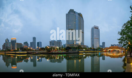 Nachtansicht der Funan River in Anshun Langqiao, Chengdu, Sichuan Stockfoto