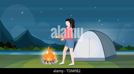 Frau Wanderer Feuer machen Mädchen, dass Brennholz für Lagerfeuer wandern camping Konzept Reisenden auf Wanderung schöne Nacht Landschaft Hintergrund horizontal volle Stock Vektor