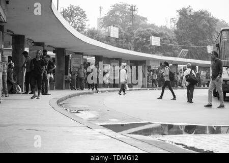 BANGALORE INDIEN Juni 3, 2019: Schwarz-Weiß-Bild der vielbeschäftigte Menschen für Bus an der majestätischen Busstation in Bangalore, Karnataka, Indien warten Stockfoto