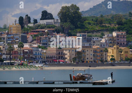 Yachten und Boote in der Bucht von Giardini Naxos und Taormina, Sizilien, Italien Stockfoto