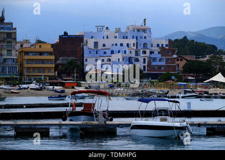 Yachten und Boote in der Bucht von Giardini Naxos und Taormina, Sizilien, Italien Stockfoto