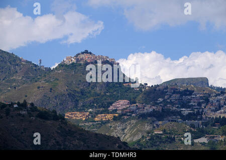 Natürliche Landschaft mit Bergen und die Bucht von Giardini Naxos, in der Nähe von Taormina, Sizilien, Italien Stockfoto