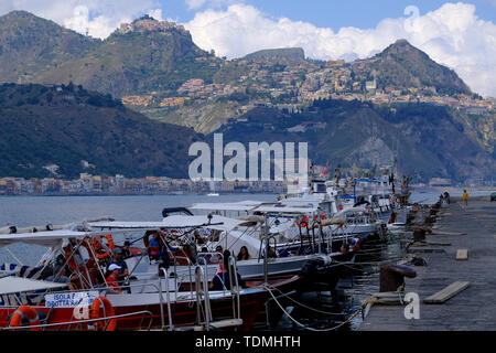 Yachten und Boote in der Bucht von Giardini Naxos und Taormina, Sizilien, Italien Stockfoto