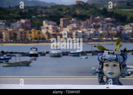 Yachten und Boote in der Bucht von Giardini Naxos und Taormina, Sizilien, Italien Stockfoto