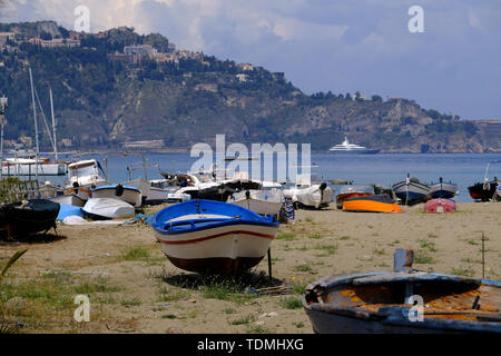 Yachten und Boote in der Bucht von Giardini Naxos und Taormina, Sizilien, Italien Stockfoto