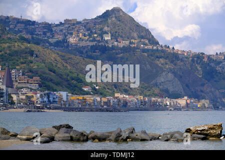 Natürliche Landschaft mit Bergen und die Bucht von Giardini Naxos, in der Nähe von Taormina, Sizilien, Italien Stockfoto