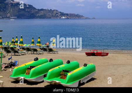 Yachten und Boote in der Bucht von Giardini Naxos und Taormina, Sizilien, Italien Stockfoto