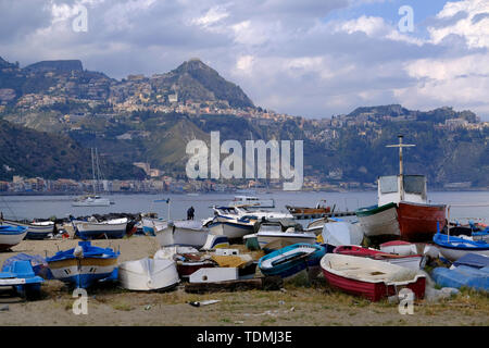 Yachten und Boote in der Bucht von Giardini Naxos und Taormina, Sizilien, Italien Stockfoto