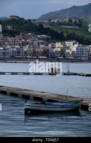 Yachten und Boote in der Bucht von Giardini Naxos und Taormina, Sizilien, Italien Stockfoto