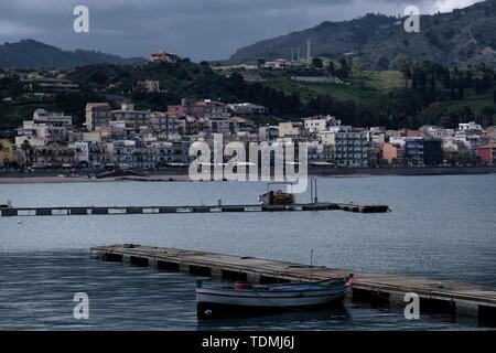 Yachten und Boote in der Bucht von Giardini Naxos und Taormina, Sizilien, Italien Stockfoto