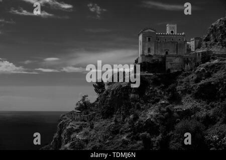 Die mittelalterliche Burg auf dem Gipfel des Monte Tauro, Taormina, Sizilien, Italien Stockfoto