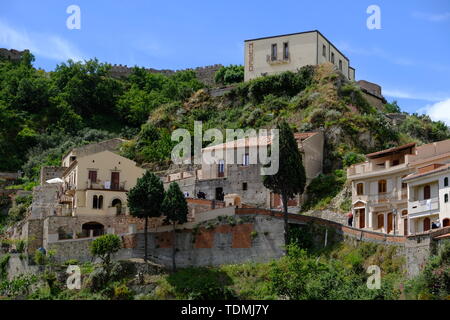 Die mittelalterliche Burg auf dem Gipfel des Monte Tauro, Taormina, Sizilien, Italien Stockfoto