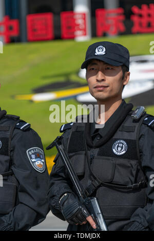 Tägliches Training von Polizei und die Polizisten in Polizeistationen der Shanghai National Convention und Exhibition Centre Stockfoto