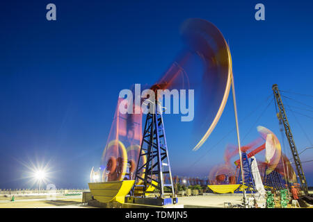 Öl-rig von Ölfeld Tag und Nacht Stockfoto