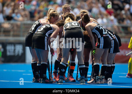 Krefeld, Deutschland, 16. Juni 2019, Hockey, Frauen, FIH-Pro League, Deutschland gegen Australien: Deutsche Mannschaft drängeln. Stockfoto