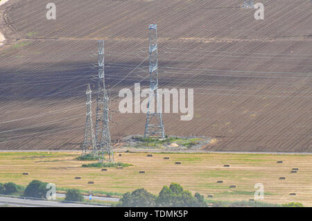 Hochspannungsleitung pylon fotografiert in Israel, die Bucht von Haifa. Stockfoto