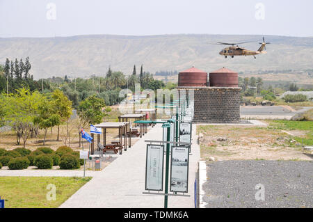 Die israelische Luftwaffe (IAF) Hubschrauber, Sikorsky UH-60 Blackhawk (Yanshuf) im Flug über die kürzlich restaurierten osmanischen Bahnhof am Tzemach (Samakh Stockfoto