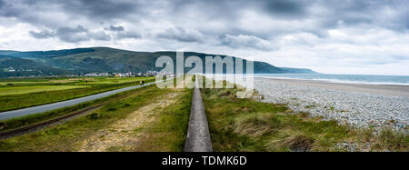 Fairbourne, Gwynedd, Wales. Die tiefliegenden Küsten Stadt ist bedroht durch Klimawandel und Erosion durch das Meer, und die Entscheidung von Gwynedd County Council, in Zukunft keine weiteren Ressourcen bereitzustellen, das Meer Abwehr zum Schutz der Häuser und auf der Cardigan Bay Küste zu erhalten. Die Einwohner der Stadt können der britischen Recherchierst' Klima werden ändern Flüchtlinge' als ihre Eigenschaften werden unverkäuflich und werden am Meer unter einer Politik der 'Managed Retreat' abgebrochen Stockfoto