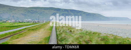 Fairbourne, Gwynedd, Wales. Die tiefliegenden Küsten Stadt ist bedroht durch Klimawandel und Erosion durch das Meer, und die Entscheidung von Gwynedd County Council, in Zukunft keine weiteren Ressourcen bereitzustellen, das Meer Abwehr zum Schutz der Häuser und auf der Cardigan Bay Küste zu erhalten. Die Einwohner der Stadt können der britischen Recherchierst' Klima werden ändern Flüchtlinge' als ihre Eigenschaften werden unverkäuflich und werden am Meer unter einer Politik der 'Managed Retreat' abgebrochen Stockfoto