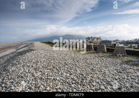 Fairbourne, Gwynedd, Wales. Die tiefliegenden Küsten Stadt ist bedroht durch Klimawandel und Erosion durch das Meer, und die Entscheidung von Gwynedd County Council, in Zukunft keine weiteren Ressourcen bereitzustellen, das Meer Abwehr zum Schutz der Häuser und auf der Cardigan Bay Küste zu erhalten. Die Einwohner der Stadt können der britischen Recherchierst' Klima werden ändern Flüchtlinge' als ihre Eigenschaften werden unverkäuflich und werden am Meer unter einer Politik der 'Managed Retreat' abgebrochen Stockfoto