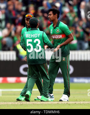 In Bangladesch Mustafizur Rahman (rechts) feiert die wicket von West Indies' Andre Russell während der ICC Cricket World Cup group Phase Match am Boden, Taunton Taunton County. Stockfoto