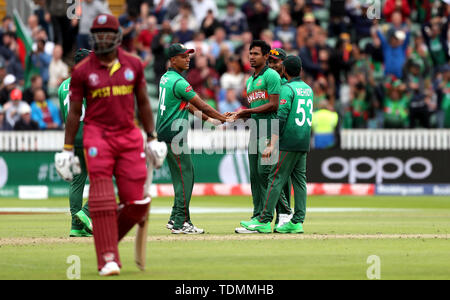 In Bangladesch Mustafizur Rahman (Mitte rechts) feiert die wicket von West Indies' Andre Russell während der ICC Cricket World Cup group Phase Match am Boden, Taunton Taunton County. Stockfoto