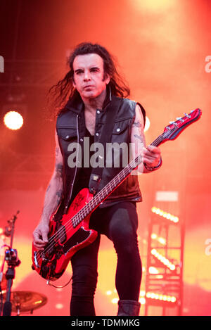 Florenz, Italien. 17 Juni, 2019. Firenze, Italien. 16 Juni, 2019. Simon Gallup, Bassist der Englischen Post-Punk-Band The Cure, die live auf der Bühne des Firenze Rocks Festival 2019 Credit: Alessandro Bosio/Pacific Press/Alamy leben Nachrichten Stockfoto