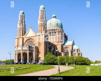 Drei Viertel Vorderansicht der Nationale Basilika des Heiligen Herzen, in den Elisabeth Park in Koekelberg entfernt, Region Brüssel-Hauptstadt, Belgien. Stockfoto