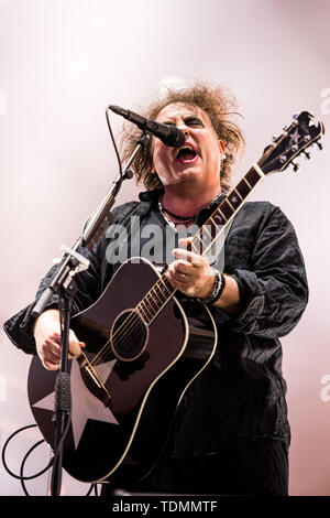 Florenz, Italien. 17 Juni, 2019. Robert Smith, Sänger der englischen Post-Punk-Band The Cure, die live auf der Bühne des Firenze Rocks Festival 2019 Stockfoto