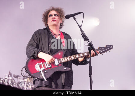 Florenz, Italien. 17 Juni, 2019. Robert Smith, Sänger der englischen Post-Punk-Band The Cure, die live auf der Bühne des Firenze Rocks Festival 2019 Stockfoto