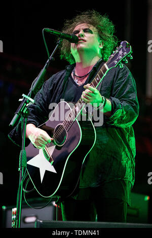 Florenz, Italien. 17 Juni, 2019. Robert Smith, Sänger der englischen Post-Punk-Band The Cure, die live auf der Bühne des Firenze Rocks Festival 2019 Stockfoto