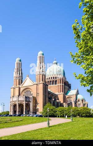Drei Viertel Vorderansicht der Nationale Basilika des Heiligen Herzen, in den Elisabeth Park in Koekelberg entfernt, Region Brüssel-Hauptstadt, Belgien. Stockfoto
