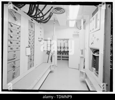 Perimeter acquisition radar Kraftwerk Zimmer-202, Akku Ausstattung Zimmer; Übersicht batterie Zimmer (im Hintergrund) und mehrere Stromrichter (im Vordergrund). Das Bild bietet einen anderen Blick auf den Schock - Isolation System für jede Plattform entwickelt - Stanley R. Mickelsen sichern Komplexe, Perimeter Acquisition Radar Kraftwerk, in begrenzter Zugang, südwestlich von PARB am Ende der Service Road B, Schüller, Cavalier County, ND Stockfoto