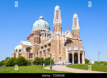 Drei Viertel Vorderansicht der Nationale Basilika des Heiligen Herzen, in den Elisabeth Park in Koekelberg entfernt, Region Brüssel-Hauptstadt, Belgien. Stockfoto