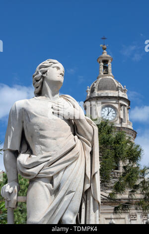 CATANIA, Italien - 8. April 2018: Die Statue des Hl. Sextus (Sixtus) vor der Basilica di Sant'Agata. Stockfoto