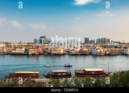 Dubai, Vereinigte Arabische Emirate - Juni 4, 2019: Dubai moderne Skyline Panorama vom Nebenfluß in Deira in Vereinigte Arabische Emirate Stockfoto