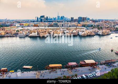 Dubai, Vereinigte Arabische Emirate - Juni 4, 2019: Dubai moderne Skyline Panorama vom Nebenfluß in Deira in Vereinigte Arabische Emirate Stockfoto