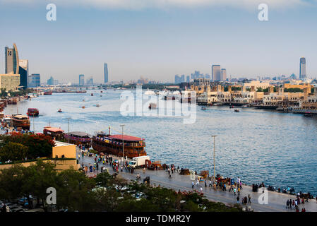 Dubai, Vereinigte Arabische Emirate - Juni 4, 2019: Dubai Creek und der Promenade von Deira mit der Ansicht des Alten Dubai in Vereinigte Arabische Emirate Stockfoto