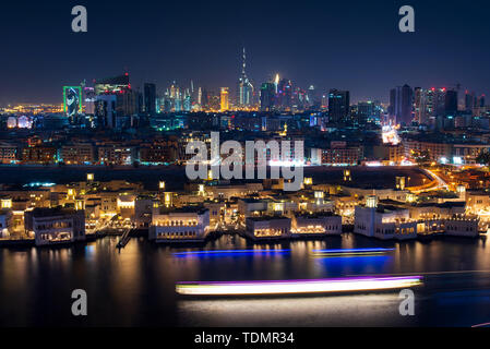 Dubai, Vereinigte Arabische Emirate - Juni 4, 2019: Dubai moderne Skyline Panorama vom Creek in Dubai in den Vereinigten Arabischen Emiraten an der blauen Stunde Stockfoto