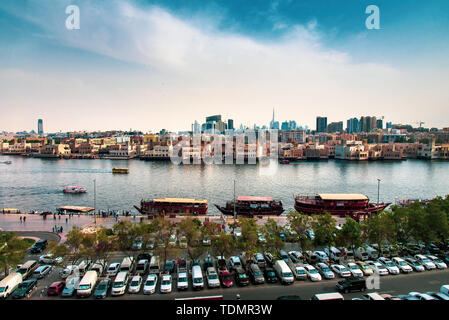 Dubai, Vereinigte Arabische Emirate - Juni 4, 2019: Dubai moderne Skyline Panorama vom Nebenfluß in Deira in Vereinigte Arabische Emirate Stockfoto