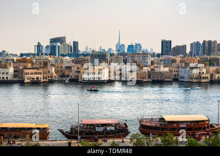 Dubai, Vereinigte Arabische Emirate - Juni 4, 2019: Dubai moderne Skyline Panorama vom Nebenfluß in Deira in Vereinigte Arabische Emirate Stockfoto